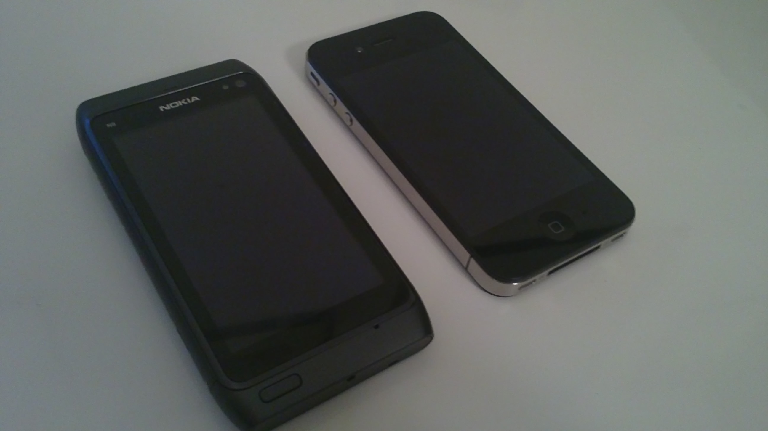 nokia_n8_iphone4_-1