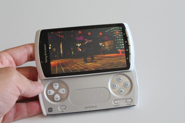 sony_ericsson_xperia_play_-11