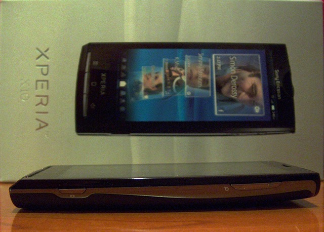 sony ericsson xperia x10 desna strana